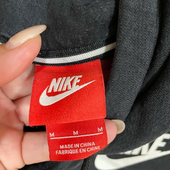 NIKE- black hooded pull over - Picture 2 of 2